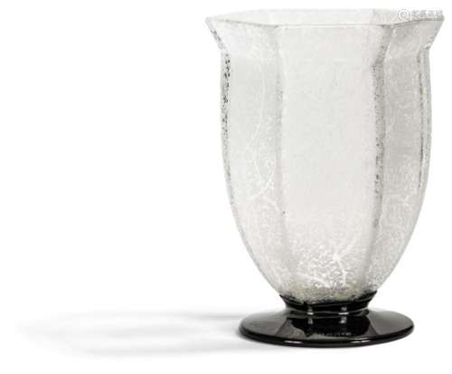 DAUM NANCY Petit vase hexagonal sur piédouche. Épreuve en verre au décor dégagé à l'acide. La base