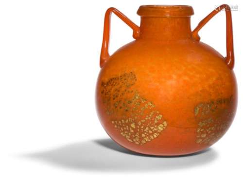 DAUM NANCY Important vase à deux anses détachées. Épreuve en verre multicouche aux colorations