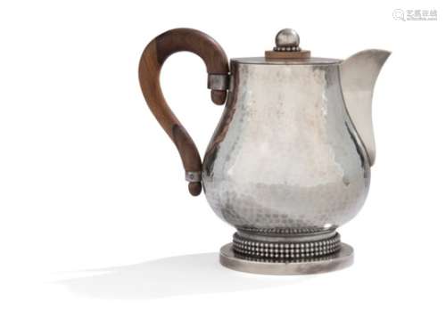 JEAN DESPRÉS (1889-1980) Élégante verseuse à café ou à thé à une anse détachée en palissandre.