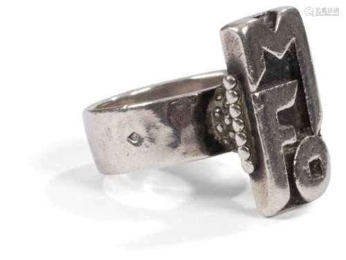 JEAN DESPRÉS (1889-1980) Bague moderniste en argent. La plateforme rectangulaire encadrée de deux