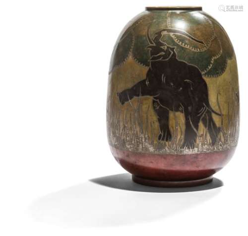 DERICEMO Éléphants, circa 1930 Vase ovoïde sur talon à col annulaire. Épreuve en dinanderie de