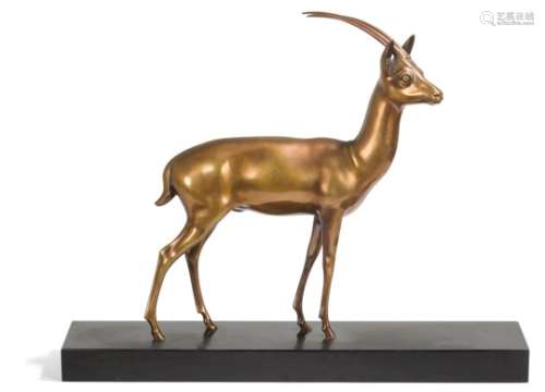 GEORGES LAVROFF (1895-1991) Antilope Sculpture. Bronze à patine cuivrée. Terrasse en marbre noir.