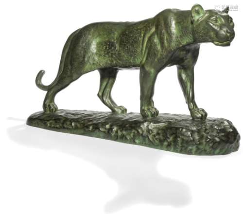 LOUIS RICHÉ (1877-1949) Lionne humant Sculpture. Épreuve en bronze à patine vert antique nuancé.