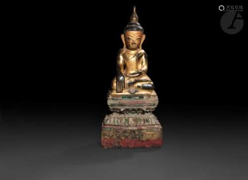 BIRMANIE - XIXe siècle Statuette en bois laqué or de bouddha assis en padmasana sur le lotus