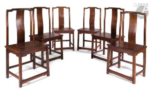 CHINE - XXe siècle Ensemble comprenant six chaises en bois à dossiers en bonnet de lettré dit 