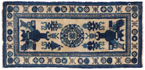 CHINE - Fin XIXe / Début XXe siècle Tapis en laine à décor de deux vases inversés rejoints au milieu