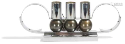 TRAVAIL MODERNISTE Lampe en métal chromé à trois culots cylindriques reposant sur trois sphères en