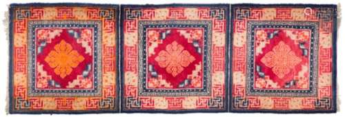 CHINE - Fin XIXe / Début XXe siècle Tapis composé de trois carrés décorés d'un motif central sur