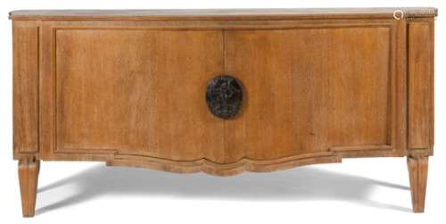 ANDRÉ ARBUS (1903-1969) Rare meuble en placage de chêne anciennement cérusé. Le corps suspendu