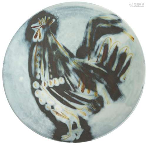 ROGER CAPRON (1922-2006) Coq Plat circulaire sur talon. Épreuve en céramique émaillée au décor