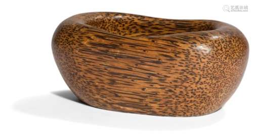 ODILE NOLL (1921-2014) Coupe vide-poche de forme organique. Épreuve en bois de palmier. Signée O.