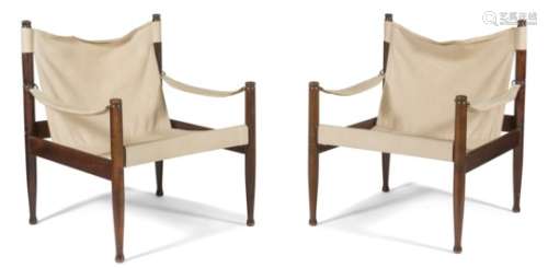 ERIK WØRTZ DESIGNER POUR NIELS EILERSEN ÉDITEUR Safari Paire de fauteuils en hêtre teinté. Les