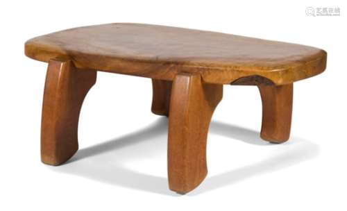 TRAVAIL DES ANNÉES 1960/70 Tortue Table basse de forme libre réalisée en orme massif. Les quatre