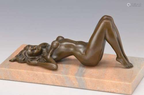 Raymondo, contemporary artist, lying female nude,