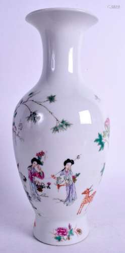 AN EARLY 20TH CENTURY CHINESE FAMILLE ROSE PORCELAIN