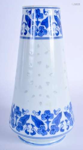 A CHINESE BLUE AND WHITE VASE. 18.5 cm high.