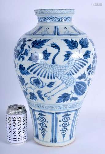 A LARGE CHINESE BLUE AND WHITE VASE painted with birds