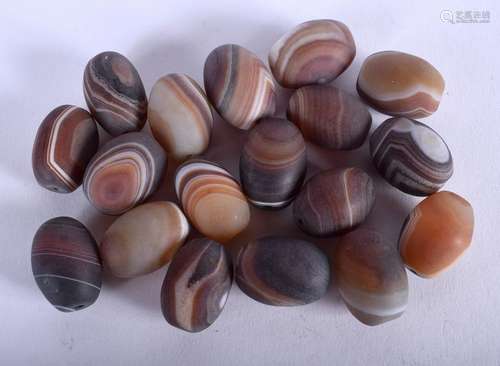 ASSORTED AGATE BEADS. (qty)