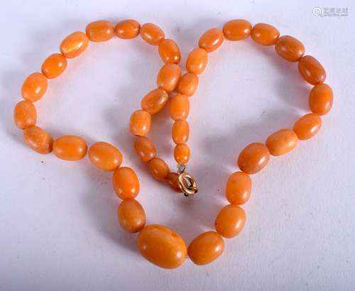 AN ART DECO HONEY AMBER NECKLACE. 31 grams. 44 cm long.