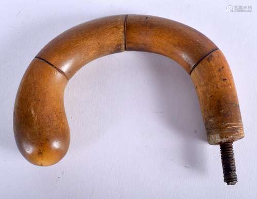 A 19TH CENTURY HORN WALKING CANE HANDLE. 9 cm x 9 cm.