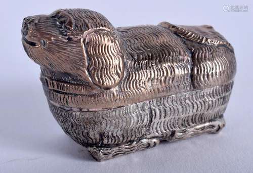 AN EASTERN SILVER BOX AND COVER. 5.25 cm wide.