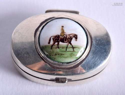 A SILVER HORSE RACING PILL BOX. 2.5 cm wide.