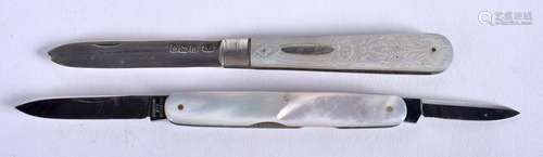 TWO ANTIQUE SILVER MOTHER OF PEARL FRUIT KNIVES. (2)