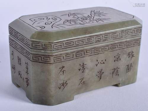 A CHINESE JADE BOX AND COVER. 9 cm x 6 cm.