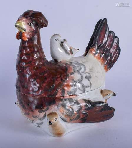 AN EARLY 19TH CENTURY PEARLWARE HEN TUREEN, formed with