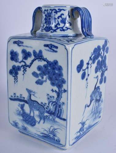 A 20TH CENTURY CHINESE BLUE AND WHITE PORCELAIN FLASK