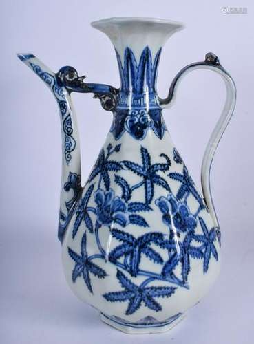 A 20TH CENTURY CHINESE BLUE AND WHITE PORCELAIN EWER,