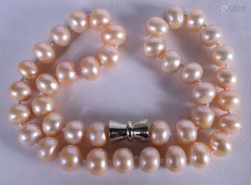 A SILVER AND PEARL NECKLACE. 46 cm long.