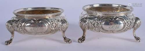 A PAIR OF VICTORIAN SILVER SALTS. 4.6 oz. 6.5 cm wide.