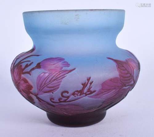 A CAMEO GLASS VASE. 7.5 cm high.