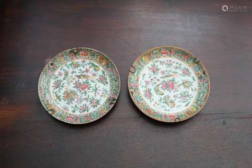 A pair of Chinese famille rose porcelain plates