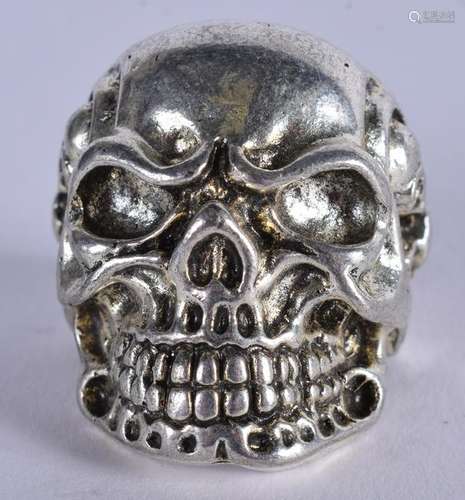 A SILVER SKULL RING. R.