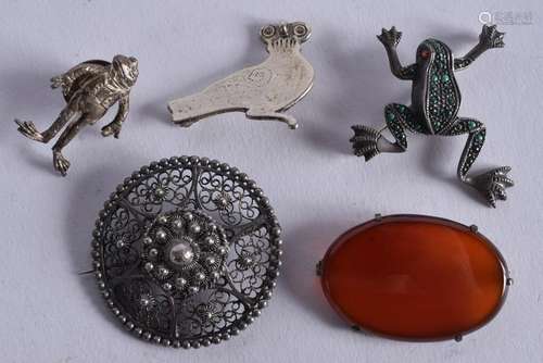 FIVE VINTAGE SILVER BROOCHES. (5)