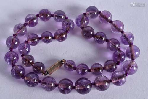 AN AMETHYST NECKLACE. 44 cm long.