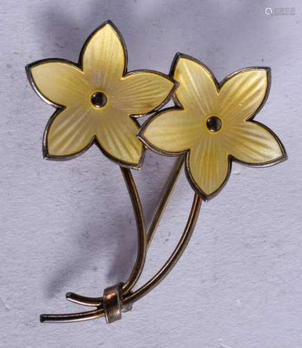 A VINTAGE SILVER AND ENAMEL FLOWER BROOCH. 4 cm x 3 cm.