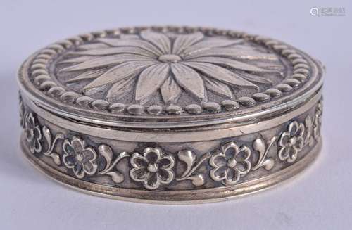 AN ANTIQUE SILVER BOX. 5 cm wide.