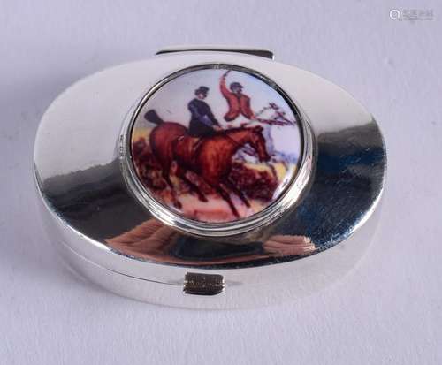 A SILVER EQUESTRIAN PILL BOX. 2.5 cm wide.