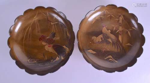 A LARGE PAIR OF 19TH CENTURY JAPANESE GOLD LACQUERED