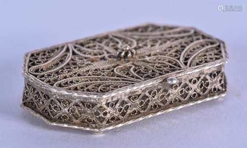 AN ANTIQUE SILVER FILIGREE BOX. 5 cm x 3.75 cm.