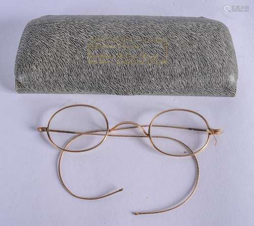 A PAIR OF EDWARDIAN YELLOW METAL GLASSES. 11 cm wide.