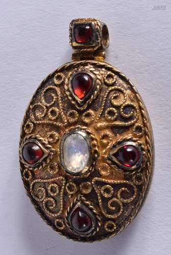 A VINTAGE SILVER GILT GARNET AND MOONSTONE PENDANT. 2.5