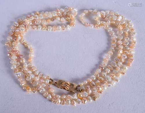 A GOLD AND PEARL NECKLACE. 42 cm long.