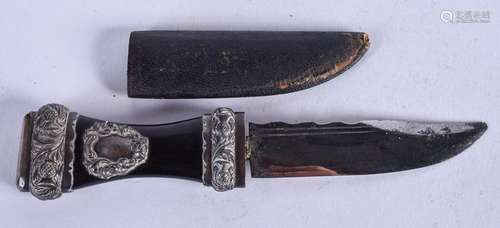 AN ANTIQUE WHITE METAL CITRINE DIRK DAGGER. 15 cm long.