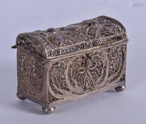 AN ANTIQUE SILVER FILIGREE CASKET BOX. 4.5 cm x 2.75