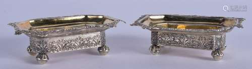 A PAIR OF RUSSIAN SILVER SALTS. 1.5 oz. 8 cm wide.