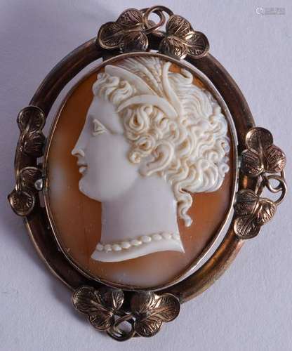 AN ANTIQUE CAMEO BROOCH. 4 cm x 5 cm.